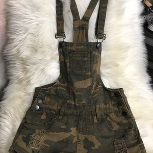 Only worn once, cute camouflage shorts overalls💚